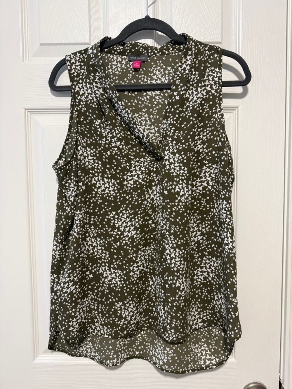 EUC VINCE CAMUTO OLIVE GREEN AND WHITE PATTERNED SLEEVELESS BLOUSE SIZE MEDIUM